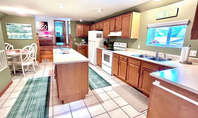 Charlevoix House | Downtown Charlevoix: Upper -Super Location & Ratings!-3 blocks to Lake Michigan!