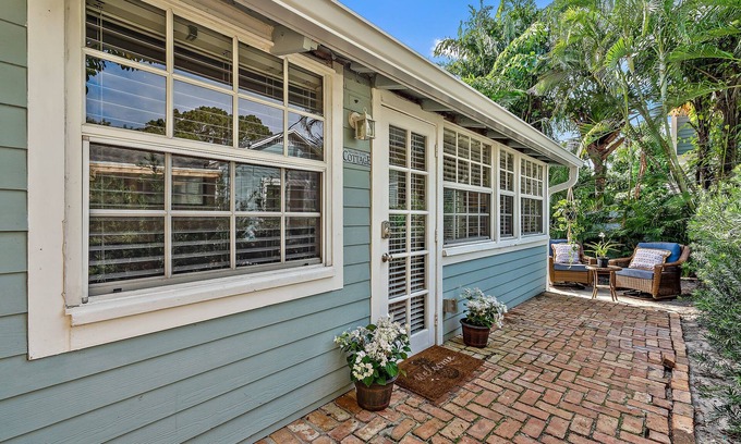 Flamingo Parks Cottage | Downtown Cottage-Quiet-Private-Close to Everything