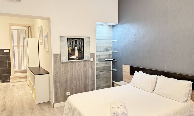 Malasana Apartment | Downtown Cozy Studio Apartment Gran Vía | A027