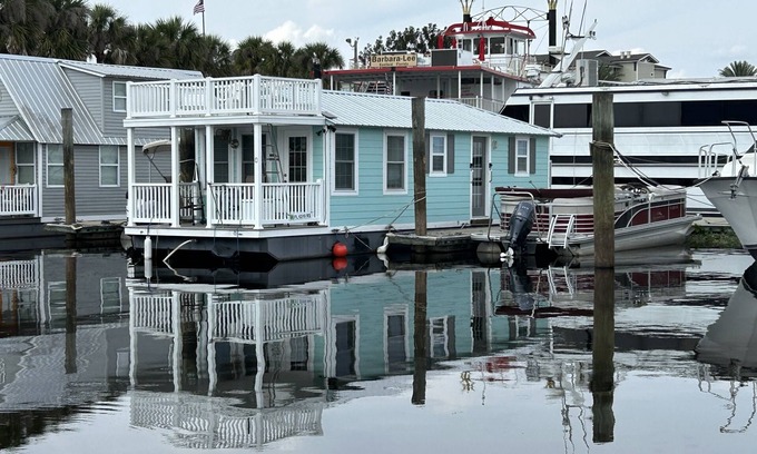 Sanford Boat Rental | Downtown Floating Bungalow Historic Sanford Lake Monroe Marina