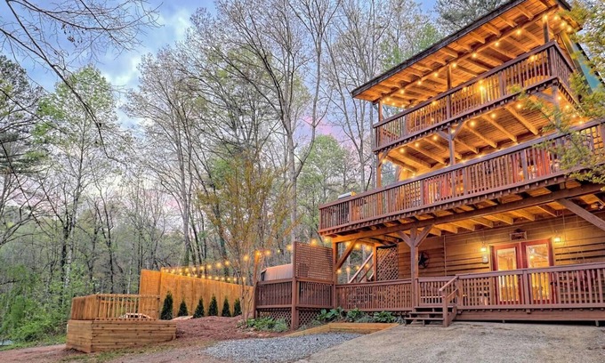 Helen Cabin | Downtown Helen Escape: Hot Tub, Sauna, Games & Fire Pit!