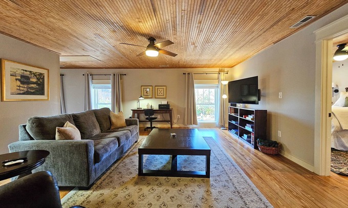 New Bern Apartment | Downtown Historic New Bern Apartment Next door to Birthplace of Pepsi