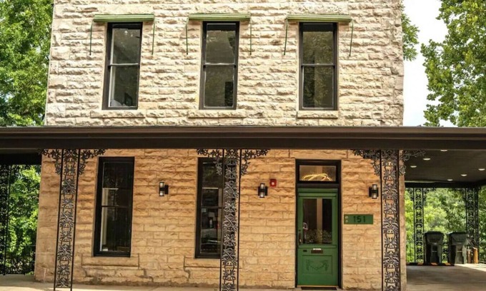 Eureka Springs Historic District Condo | Downtown+HotTub+Wifi+FreeParking @ 151 Spring Suite E