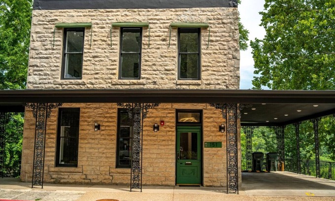 Eureka Springs Historic District Condo | Downtown+HotTub+Wifi+FreeParking @151 Spring Ste F