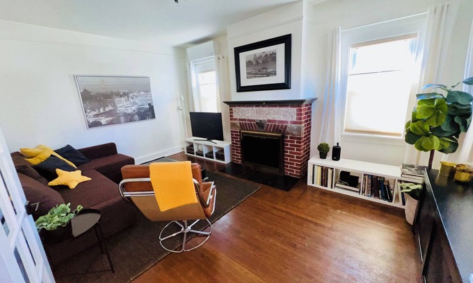 Harrison House | 🌇DoWnToWn HoUsE🏡/3min WALK to TrainSTATION & facilities/Clean-Spacious-Quiet