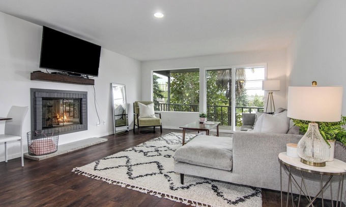 Norkirk House | Downtown Kirkland - Modern 3rd Street Retreat