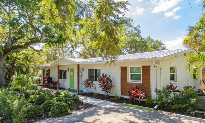 Gillespie Park House | Downtown Living, Steps to Parks, Newly Furnished