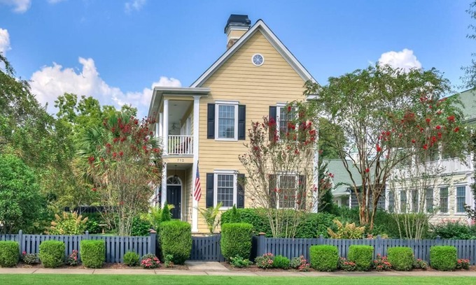 Aiken House | Downtown Luxury Charleston-style Row House/near Bruce's Field/Horse District