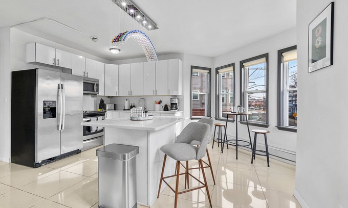 Fox Point Apartment | -Downtown luxury flat- Walkable to the best bars, restaurants, and cafes!