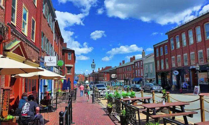 Newburyport House | Downtown Newburyport, Bright and Sunny 2 Bedroom