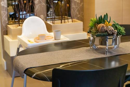 Antalya City Centre Apartment | Downtown Oasis - Spacious Modern 3-BR Flat near Beachpark