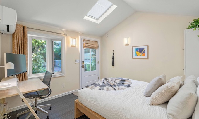 University South Cottage | Downtown Palo Alto Gem! Cute, Spotless Guest House