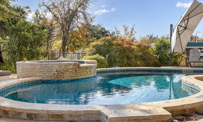 Fredericksburg Hotel | Downtown Retreat Sweet Romance | Walk to Main | Shared Pool & Hot Tub