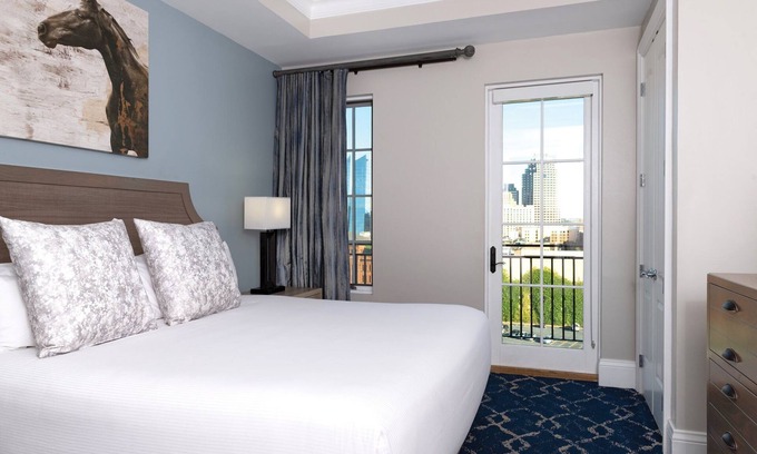 Downtown San Antonio Resort | Downtown San Antonio Resort close to RiverWalk and The Alamo with Rooftop Pool and Hot tub