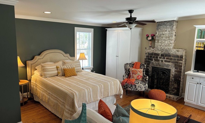 Beach Institute Apartment | Downtown Savannah Carriage House near Forsyth Park