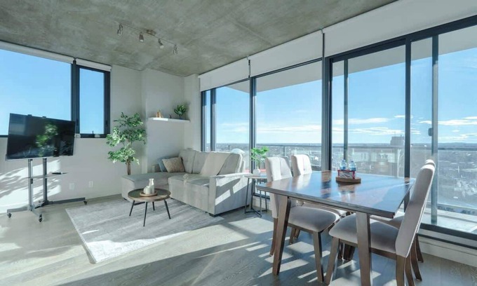 Connaught Apartment | Downtown Sunny Highrise Corner Condo | Sleeps 7