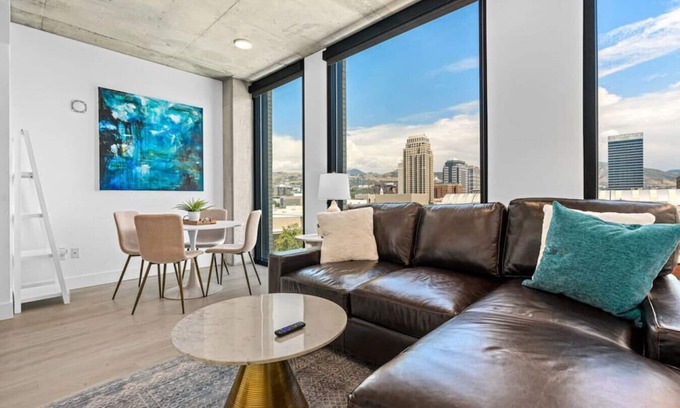 Rio Grande Apartment | Downtown views! Amazing pool/gym/hottub Luxury apt