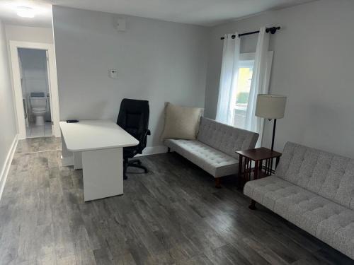 Willoughby Apartment | Downtown Willoughby historical district Gem 4