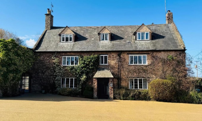 Bilbrook House | Dragon House