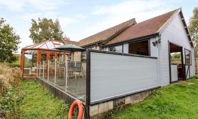 East Dereham Cottage | DRAGONFLY LODGE, pet friendly, country holiday cottage in Whinburgh