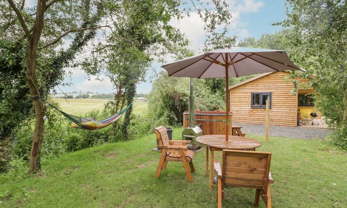 Frankton Cottage | DRAGONFLY, pet friendly, with hot tub in Dunchurch