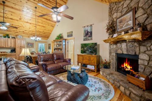 Ellijay Villa | Dragons Den Cabin - Coosawatte Resort with Amenities
