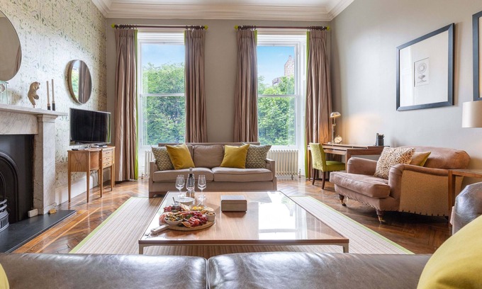 Old Town Apartment | Dramatic view of Edinburgh Castle, Luxury 5 star in the City Centre, Princes Street Gardens