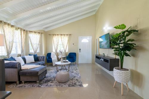 Mammee Bay Apartment | Drax Hall-Near Ocho Rios-King Bed-Pool-BBQ Grill-Gated Complex-Free Parking-Free Wifi 100Mbps