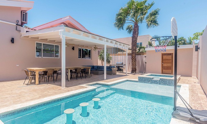 Palm Beach Villa | Dream Getaway in Palm Beach - pool, walk to beach, nightlife & restaurants.