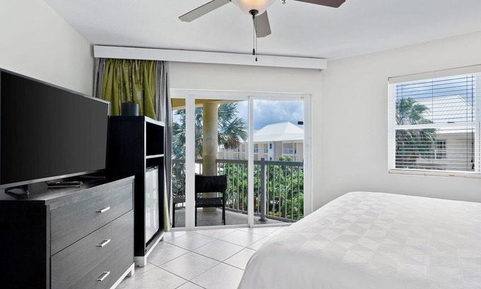 Crystal Harbour Apartment | Dream Getaway! Outdoor Pool and FREE Parking, Short Drive to Dolphin Discovery!