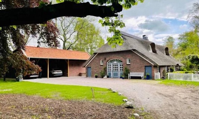 Jaderaltendeich House | Dreamlike thatched house on the North Sea