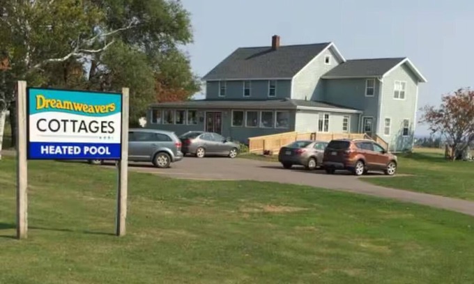North Rustico Cottage | Dreamweavers Cottages 2 bedroom spa tub #4