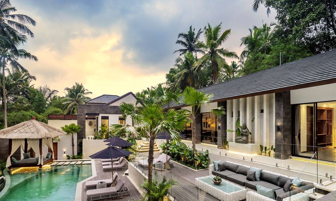 Pengosekan Villa | Dreamy 5 BR Villa Escape w/ Lush Jungle View