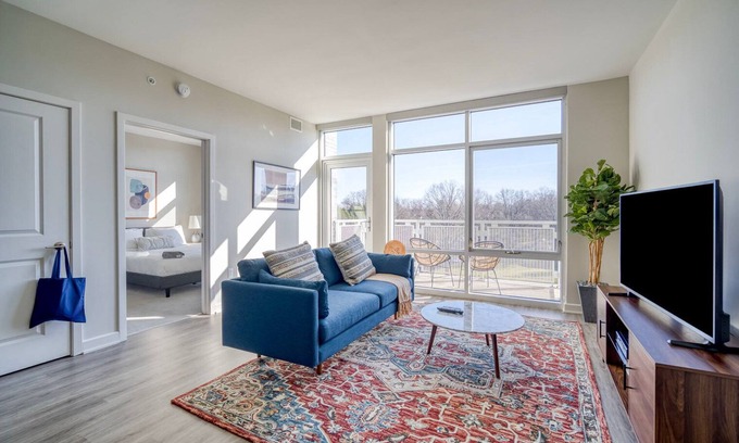 McLean Apartment | Dreamy Fairfax 1BR w/Gym, Pool & W/D, nr Theater, by Blueground