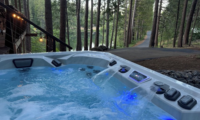 Glencoe Cabin | Dreamy Lake Front Lake Mont Cabin! AC & HotTub!