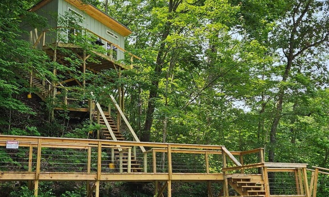 Newport Cabin | Dreamy Lakeside Treehouse Hideaway/Cabin for Couples