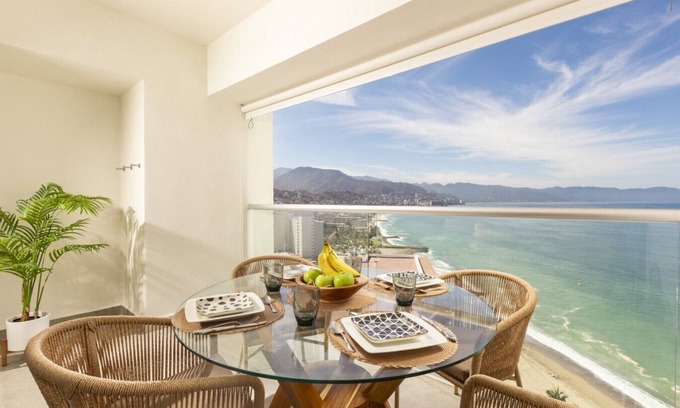 Las Glorias Apartment | Dreamy Oceanview Getaway đ´ 1BR + Breakfast Included