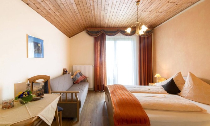 Seeboden Other | Dreibettzimmer Rotkäppchen mit Dusche und WC - Landhaus Pension Holle