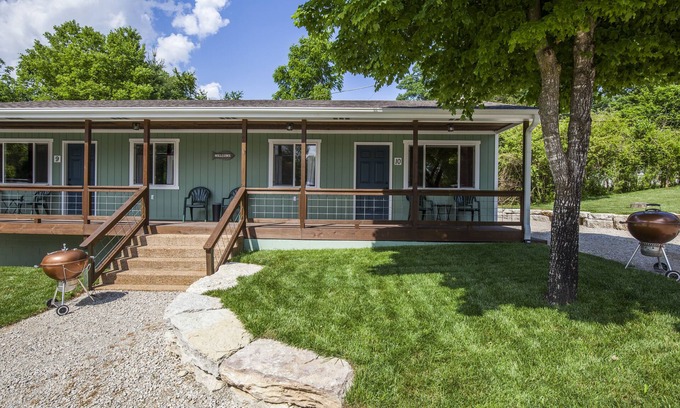 Branson Cabin | Driftwater Resort Cabin #10 with Lake Taneycomo Access & Pool!