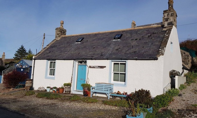 Portsoy Cottage | Driftwood Cottage, near Portsoy's historic harbour-stunning garden
