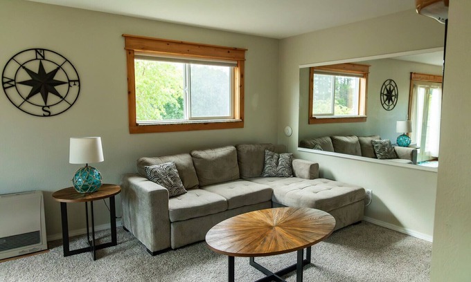 Homer Apartment | Driftwood Dreams- 3 BR in the heart of Homer
