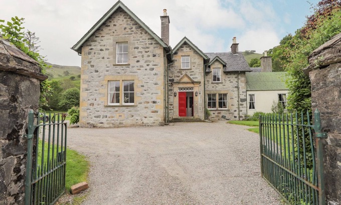 Letterfearn Cottage | DRUIDAIG LODGE, pet friendly in Dornie