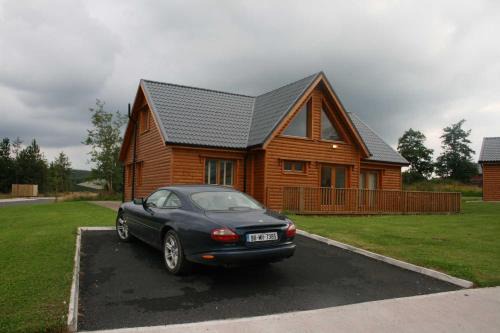 Ballinamore Cabin | Drumcoura Lake Resort, Pet Friendly, Wifi, SKY TV, 4 Bedrooms, 2 reception rooms