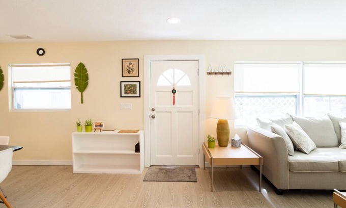 Gillespie Park House | DT home 10 min. drive from beach