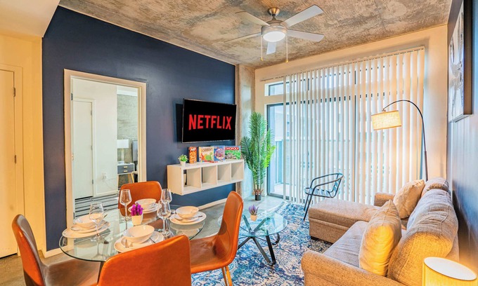 Evans Churchill Apartment | DT PHX Getaway with Balcony + Pool + Gym and W/D