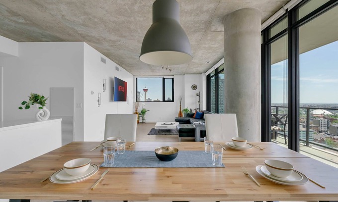 Connaught Apartment | DT Sub Penthouse w/City Tower Views 2 Balconies
