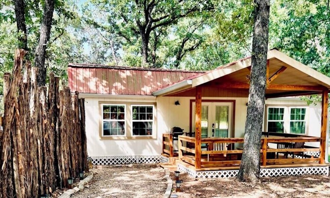 Waco Cabin | Dub's Barn 17min to Magnolia