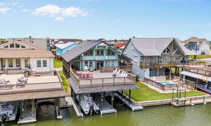 Port O Connor House | DUBOIS HOUSE is WATERFRONT in POC