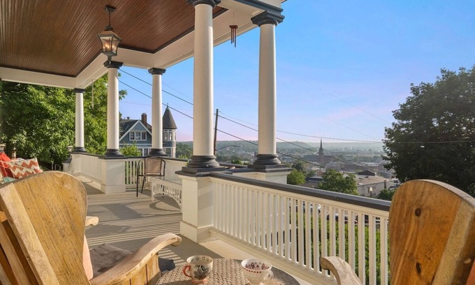 Dubuque House | Dubuque's Front Porch~Historic Charmer~Walk Downtn