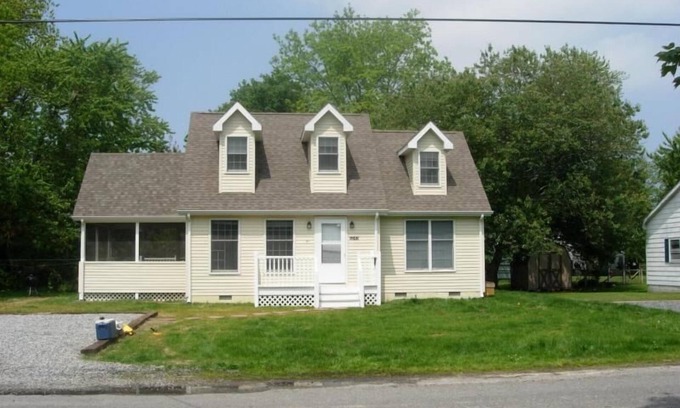 Chincoteague House | Duck's Delight - Pet friendly rentals within walking distance to Maddox Blvd!